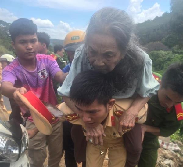 Công an Đắk Nông kịp thời cứu hộ tai nạn giao thông lật xe ô tô khách, làm 2 người bị thương