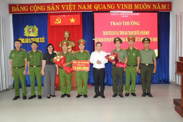 Khen thưởng Công an Q.Thanh Khê thành tích khám phá chuyên án đánh bạc, tổ chức đánh bạc dưới hình thức cá độ bóng đá qua mạng Internet