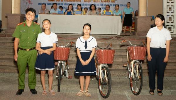 Công an Đà Nẵng tặng xe đạp tiếp sức học sinh đến trường