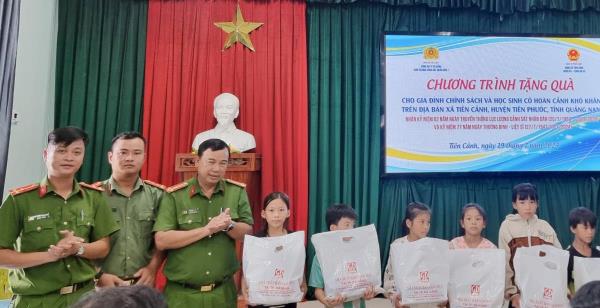 Tặng quà gia đình chính sách và học sinh có hoàn cảnh khó khăn tại huyện Tiên Phước