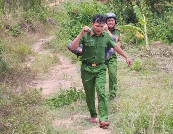 Bộ trưởng Lương Tam Quang gửi Thư khen Công an xã băng rừng đưa 2 nạn nhân bị ong đốt đi cấp cứu