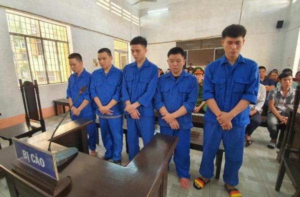 Bênh mẹ, chém cậu ruột trọng thương