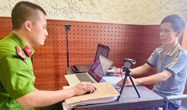 Bắt đối tượng gắn camera quay lén trong nhà nghỉ để tống tiền