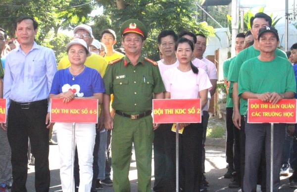 Lãnh đạo Công an Đà Nẵng tham dự lễ ra mắt lực lượng bảo vệ an ninh cơ sở và hội thi phòng cháy chữa cháy ở khu dân cư