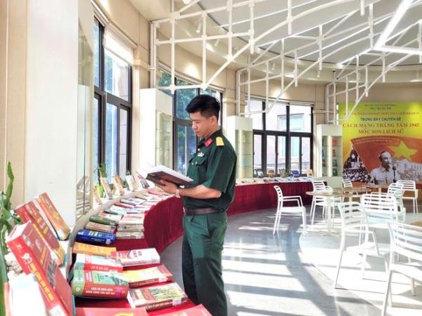 Trưng bày sách báo chuyên đề Cách mạng Tháng Tám năm 1945 – Mốc son lịch sử