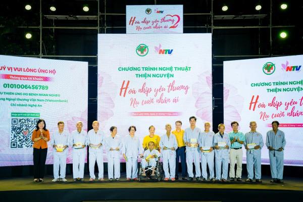 450 triệu đồng được trao tặng đến Quỹ từ thiện bệnh nhân nghèo