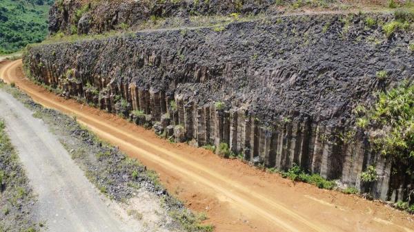 Kỳ thú dãy núi đá triệu năm ở vùng cao xứ Quảng