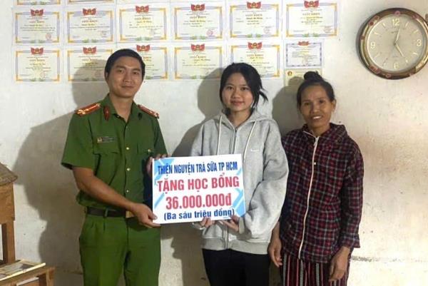 Công an xã Quảng Sơn trao tặng quà và học bổng cho học sinh và người dân có hoàn cảnh khó khăn