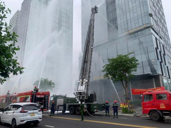 Huy động nhiều phương tiện tham gia thực tập phương án tại khách sạn cao tầng