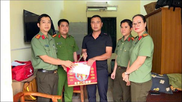 Hai cán bộ Công an bị thương khi giúp nhân dân phòng, chống bão lũ