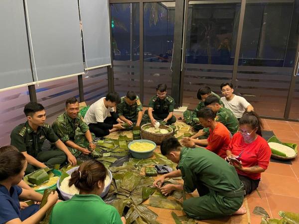 Gói hơn 500 bánh chưng  chia sẻ với đồng bào chịu ảnh hưởng thiên tai, bão lụt