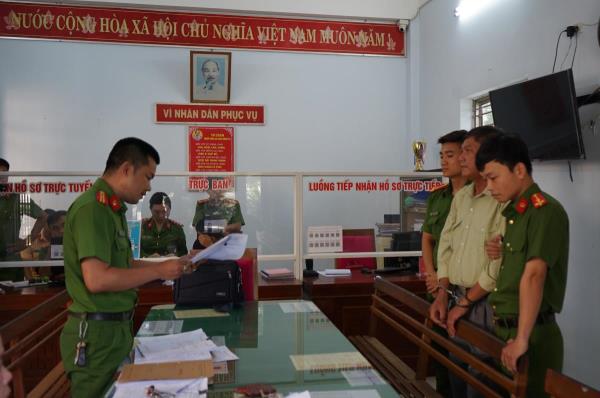 Bắt vợ chồng con trai chiếm nhà của mẹ