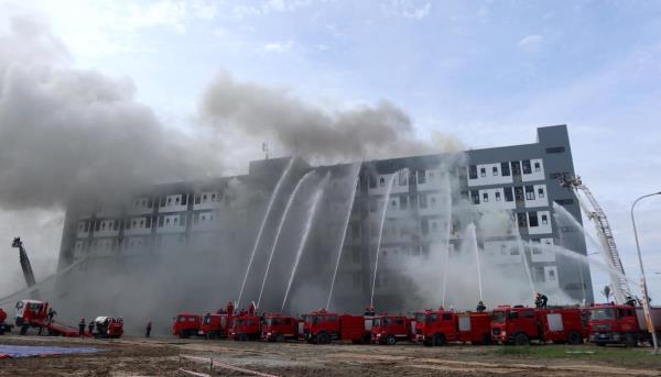 Diễn tập tình huống cháy tại khu ký túc xá có 600 công nhân