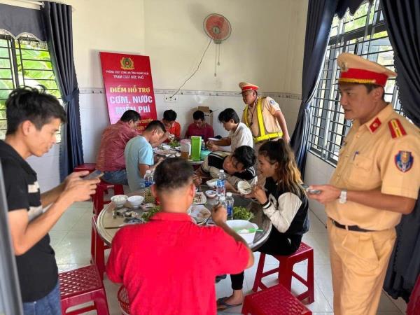 Cảnh sát giao thông lập Điểm tiếp sức cơm, nước miễn phí