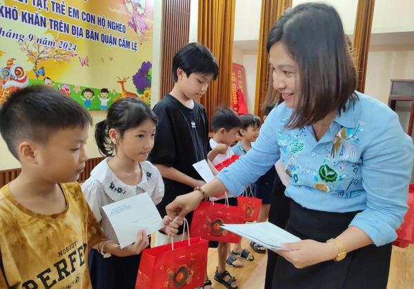 Đêm hội trăng rằm, trao quà cho trẻ em có hoàn cảnh đặc biệt khó khăn