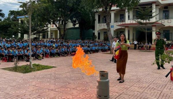 Công an huyện Krông Nô tổ chức hoạt động trải nghiệm, thực hành chữa cháy và cứu nạn, cứu hộ cho giáo viên và học sinh