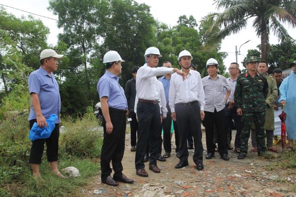 Chủ tịch UBND TP Đà Nẵng Lê Trung Chinh kiểm tra công tác phòng, chống cơn bão số 4 tại quận Thanh Khê