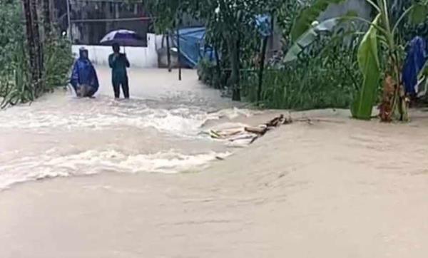 Chở 2 con qua cầu tràn thì bị nước cuốn, người mẹ đang mất tích