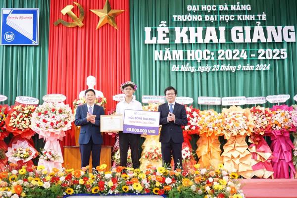 Trường Đại học Kinh tế Đà Nẵng vinh danh tân Thủ khoa và trao học bổng các sinh viên xuất sắc