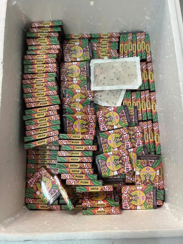 Phát hiện thuốc lá, tinh dầu nghi có chứa ma túy