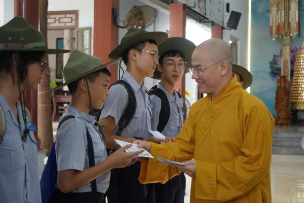 Trao 300 suất học bổng cho đoàn sinh Gia đình phật tử Đà Nẵng chăm ngoan, chuyên cần