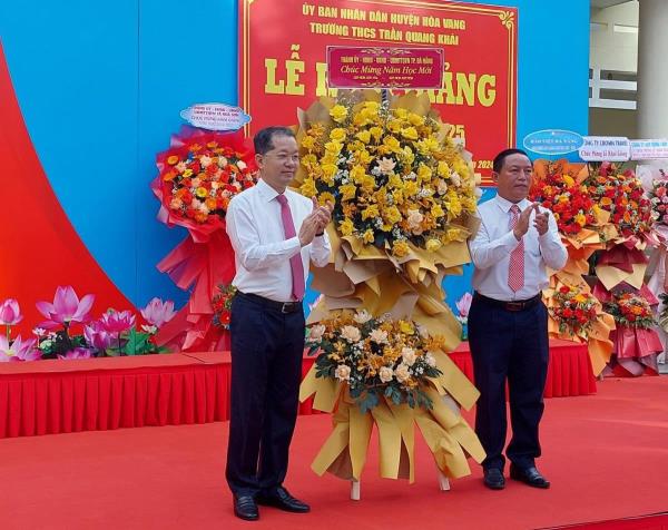 Thầy trò miền Trung hân hoan trong ngày khai giảng năm học mới