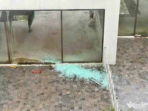 Vì sao kính cao ốc đổ sập, vỡ vụn trong cuồng phong bão Yagi?