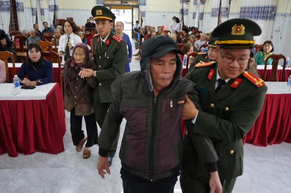 Công an thành phố Đà Nẵng tặng quà, khám bệnh, cấp thuốc miễn phí cho các gia đình chính sách tại huyện Đại Lộc