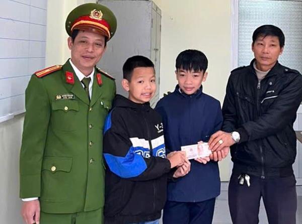 Trao trả số tiền hơn 10 triệu đồng cho người đánh rơi