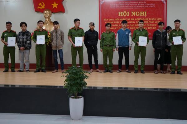 Bàn giao 39 người chưa thành niên có biểu hiện vi phạm pháp luật cho các đơn vị, tổ chức xã hội quản lý, giáo dục