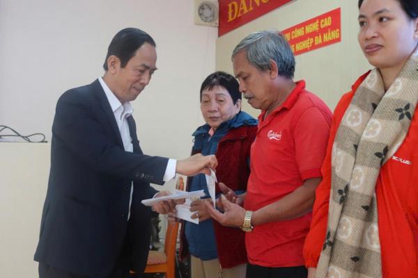 Đảng ủy Khu công nghệ cao và các khu công nghiệp Đà Nẵng tặng quà Tết các địa chỉ nhân đạo