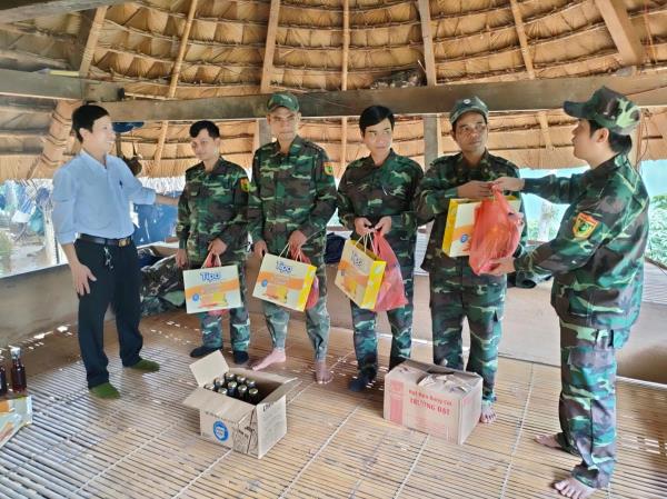 Xuyên Tết bảo vệ rừng xanh