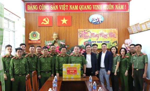 Thượng tá Nguyễn Hữu Đức, Phó Giám đốc Công an tỉnh chúc Tết công an các xã, thị trấn trên địa bàn huyện Cư Jút
