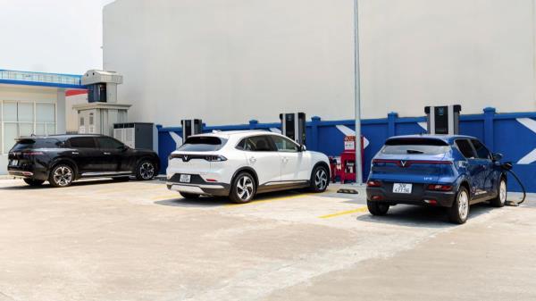 VinFast miễn phí sạc tới tháng 6/2027: Chủ hãng taxi tính bài toán siêu lời khi chuyển đổi sang xe điện