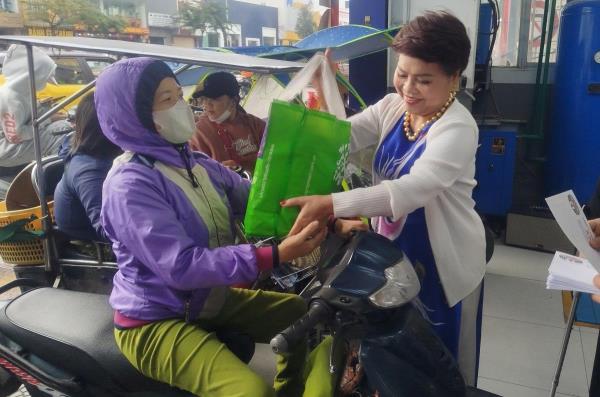 Tặng quà Tết cho hộ nghèo, phụ nữ đơn thân, khuyết tật ở Đà Nẵng