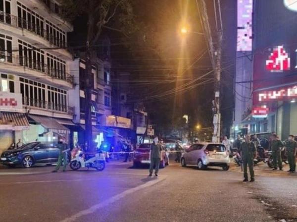 Người đàn ông cầm dao xông vào tiệm vàng rồi rơi từ tầng 3 xuống đất tử vong