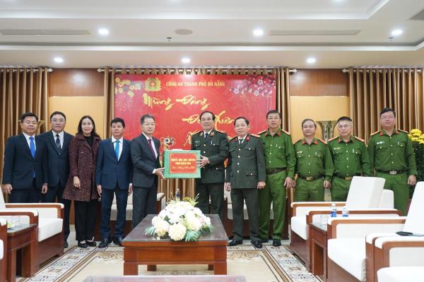 Bí thư Thành ủy Nguyễn Văn Quảng thăm, chúc Tết các đơn vị làm nhiệm vụ trực Tết