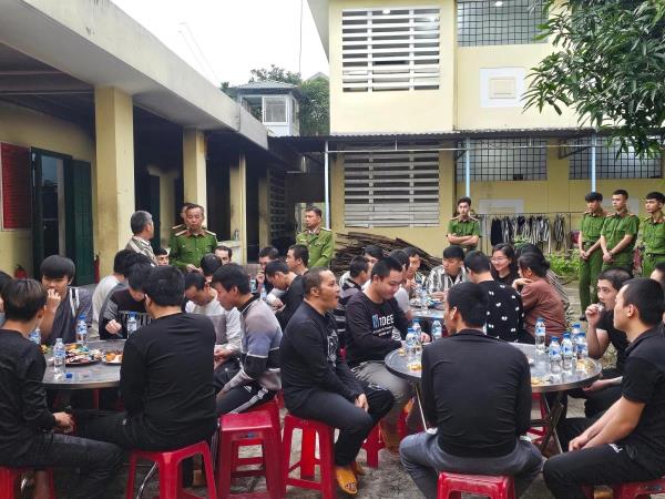 Thăm, động viên và chúc Tết can, phạm nhân