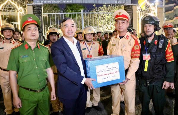Chủ tịch UBND thành phố Đà Nẵng thăm, chúc Tết các lực lượng ứng trực, làm nhiệm vụ đêm giao thừa