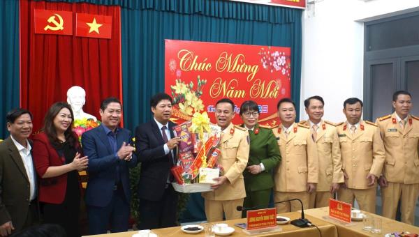 Bí thư Tỉnh ủy Quảng Nam Lương Nguyễn Minh Triết thăm, chúc tết các đơn vị làm nhiệm vụ đêm giao thừa