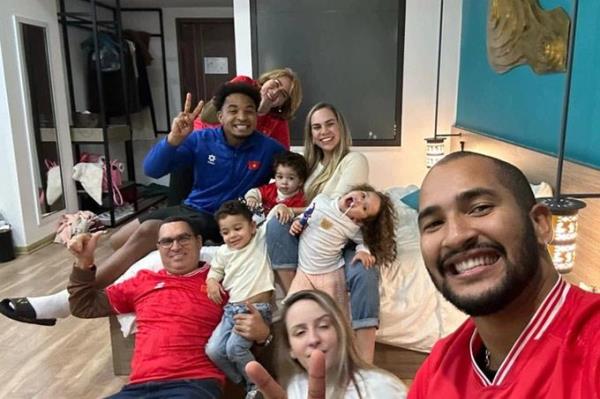 Nguyễn Xuân Son cầu hôn bạn gái