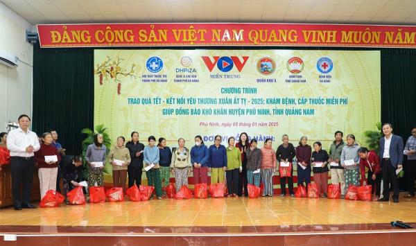 VOV miền Trung và các đơn vị đồng hành mang Tết sớm đến đồng bào nghèo tỉnh Quảng Nam