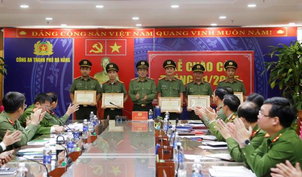Ban Cơ yếu Chính phủ và Bộ trưởng Bộ Công an tặng Bằng khen cho các tập thể, cá nhân thuộc Công an TP Đà Nẵng