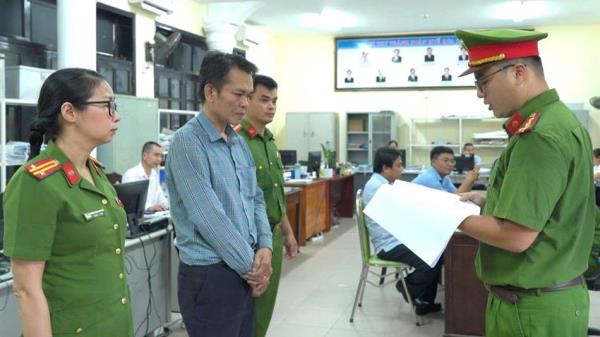 Bắt hai cán bộ phường nhận hối lộ