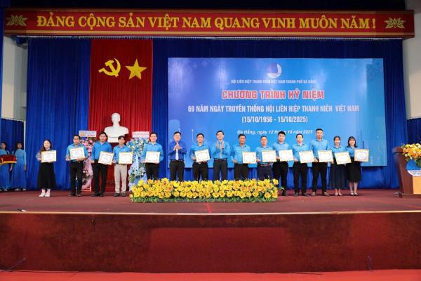 Tôn vinh gương Thanh niên sống đẹp và trao giải thưởng 15 tháng 10