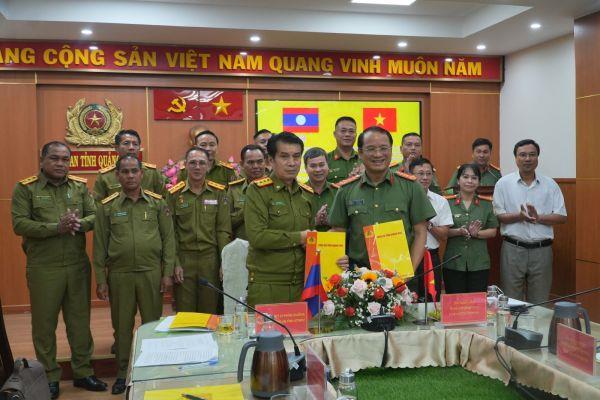 Ký kết phối hợp triển khai tổ công tác đấu tranh ma túy tại tỉnh Attapư (Lào)