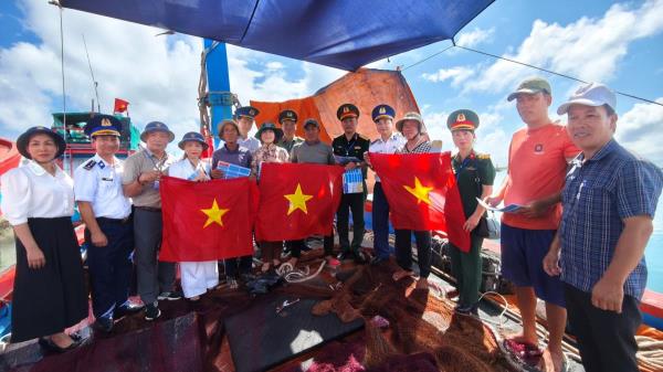 Đoàn công tác các địa phương miền Trung thăm, làm việc tại đặc khu Lý Sơn