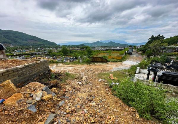 Thấp thỏm trước nguy cơ sạt lở tại Nghĩa trang Hòa Sơn