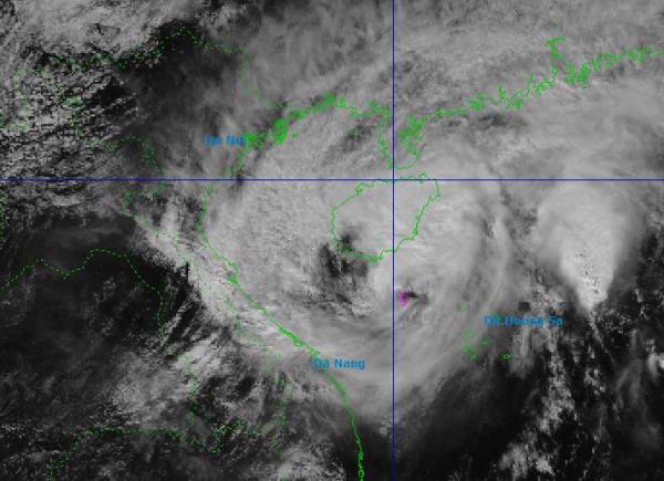 Bão đổ bộ sáng sớm mai, miền Trung hứng chịu hai đợt mưa đặc biệt lớn