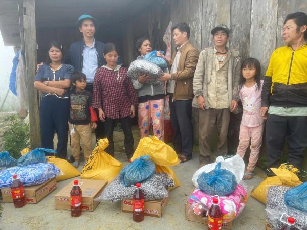 Lãnh đạo xã Trà Linh thăm, tặng quà các hộ dân làng Kon Pin
